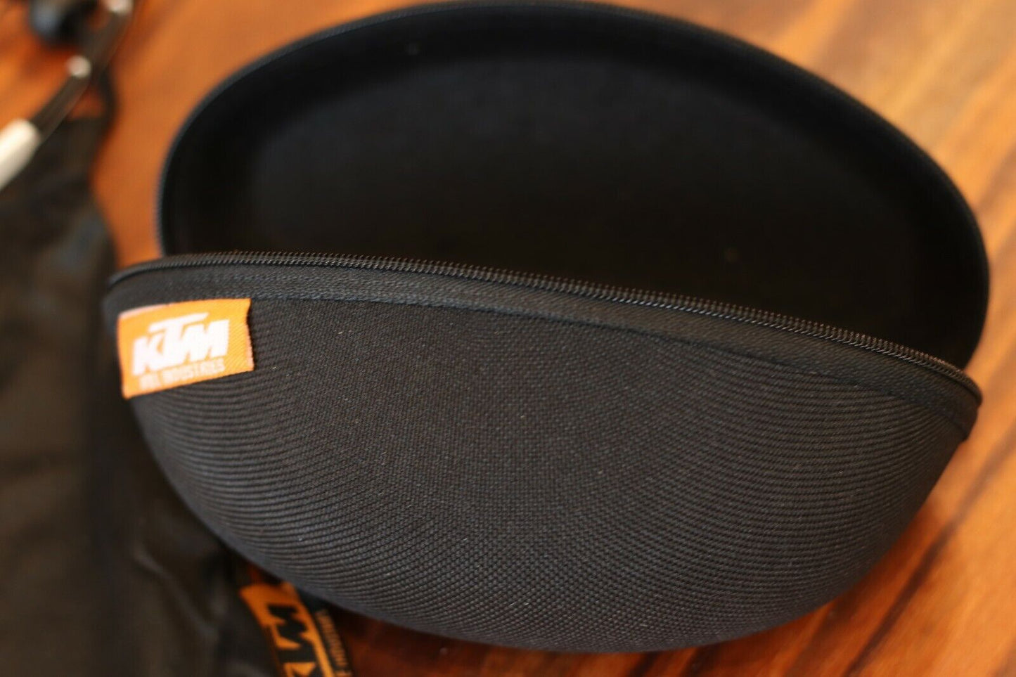 NEU KTM Sonnenbrille Schwarz weiß Fahrrad ebike mit tollem Etui